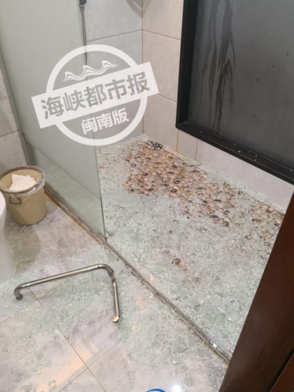 男子入住酒店浴室玻璃破碎划伤被送医 考试不成进医院