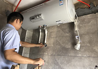 卫生间免费改造ING：热水器跟吊顶都装上了