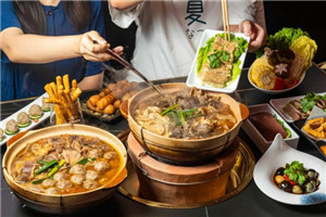 厦门这家土豪『炭炉牛杂煲』突然就火了!